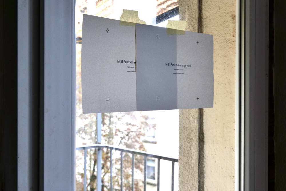zweite MIBI-Positionierungshilfe an Fenster kleben