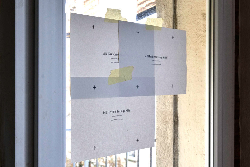 dritte MIBI-Positionierungshilfe an Fenster kleben