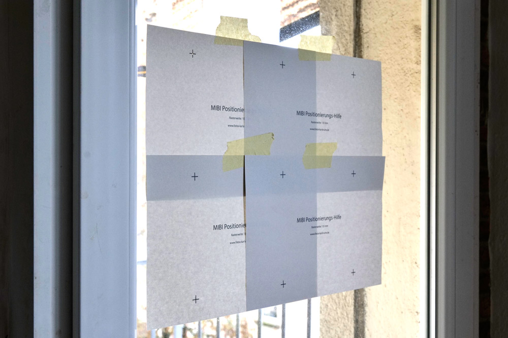 vierte MIBI-Positionierungshilfe an Fenster kleben