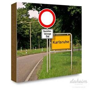 Ortsschild Karlsruhe und Verkehrsschild mit der Aufschrift 'Baustellenfahrzeuge frei'