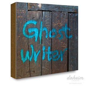 aufgesprühter Schriftzug 'Ghostwriter' auf Bretterwand