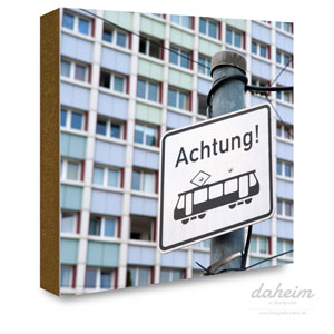Verkehrschild 'Achtung Straßenbahn' vor Hochhaus im Stadtteil Mülhburg von Karlsruhe