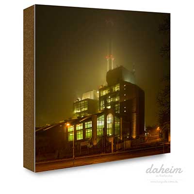 Das Karlsruher Heizkraftwerk West im Nebel