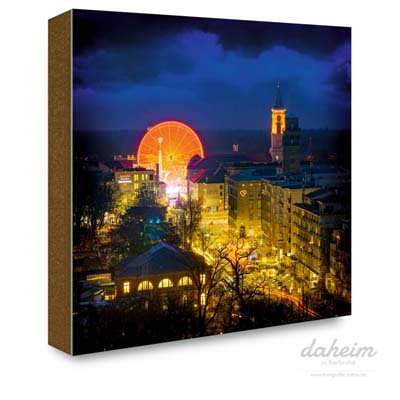 Blick auf die weihnachtliche Innenstadt von Karlsruhe mit dem Riesenrad auf dem Marktplatz