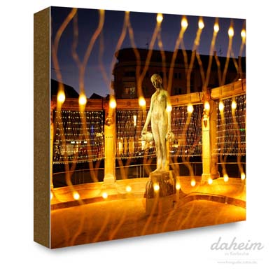 Der weihnachtlich geschmückte Brunnen auf dem Stephanplatz in Karlsruhe